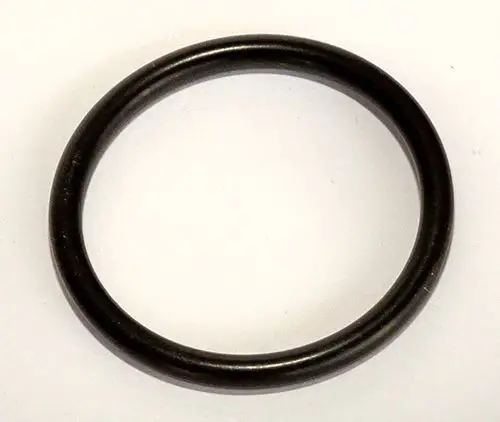 Schwarzer O-Ring auf weißem Hintergrund, hergestellt von Daikin, geeignet für Anwendungen, die den englischen Trinkwassernormen entsprechen.